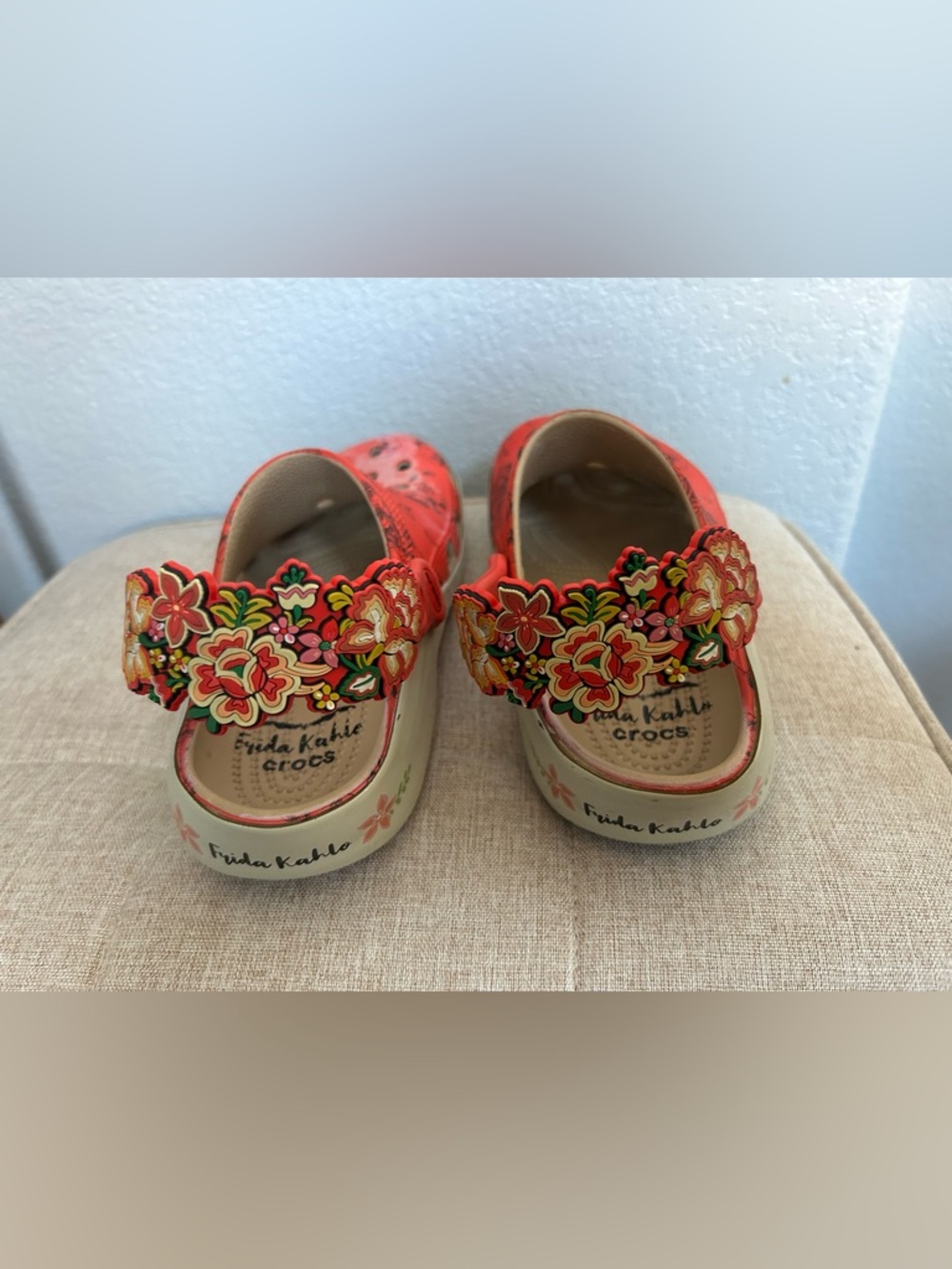 CROCS Red Floral Slingback Sandals with Cream Soles - Frida Kahlo size 7 - Picture 6 of 6
